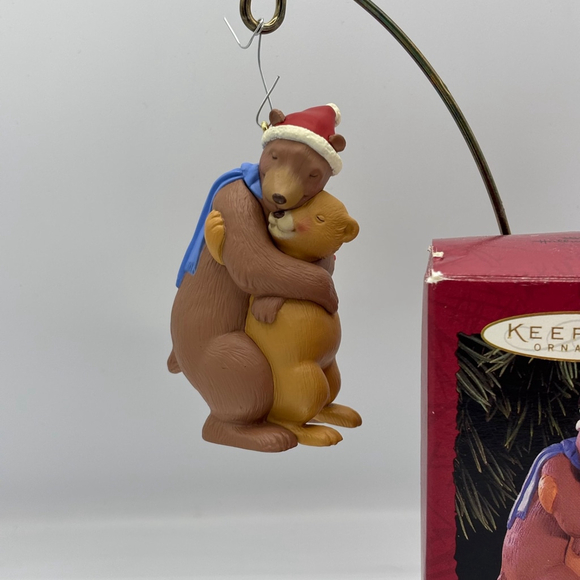 Vintage 1996 Hallmark Keepsake Mom and Dad Bears QX5821 Hugging Candy Cane - Picture 3 of 14